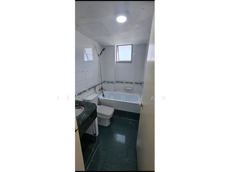 Orchid Park Condominium, 81 Yishun Street 81, 3 Bedrooms, 893 sqft, Condominium For Sale, by Leonard Tan, 500108931 - Bathroom - PropertyGuru.com.sg