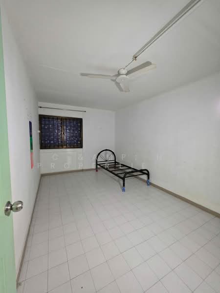 132 Yishun Street 11, 132 Yishun Street 11, 3 Bedrooms, 1,119 sqft, HDB Flat For Sale, by PETER, 500108942 - Bedroom - PropertyGuru.com.sg
