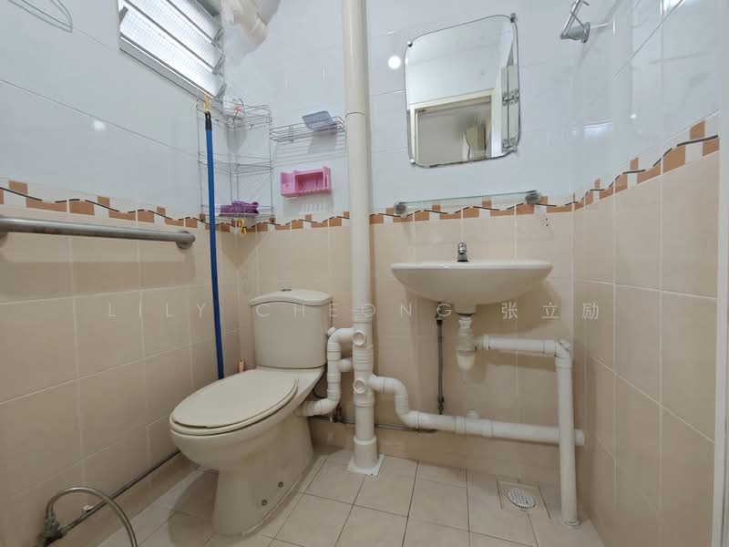 107 Ang Mo Kio Avenue 4, 107 Ang Mo Kio Avenue 4, Room Rental, 120 sqft, HDB Flat For Rent, by Lily Cheong 张立励, 500108977 - Bathroom - PropertyGuru.com.sg