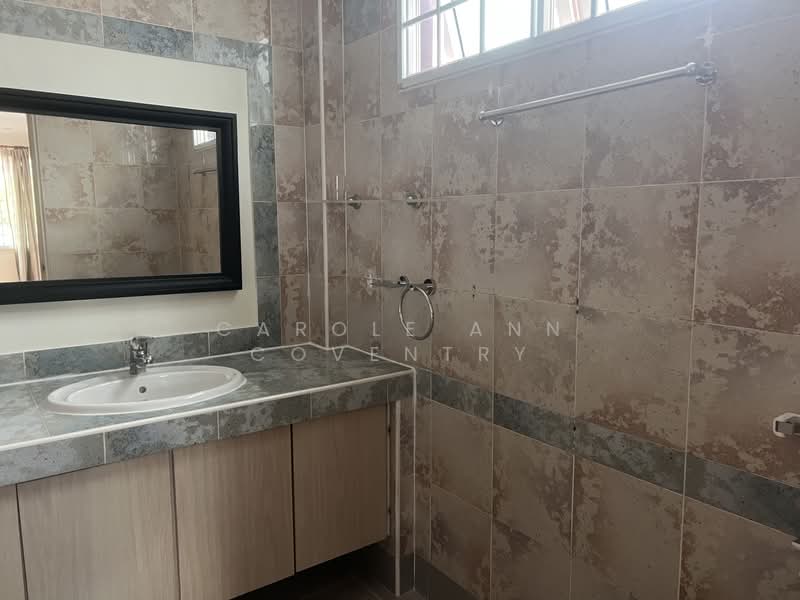 Dunman lane, dunman lane, 3 Bedrooms, 4,500 sqft, Semi-Detached House For Rent, by Carole Ann Coventry, 500108978 - Bathroom - PropertyGuru.com.sg