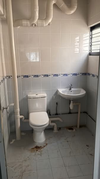 633 Veerasamy Road, 633 Veerasamy Road, 2 Bedrooms, 775 sqft, HDB Flat For Sale, by Teck Kee Henry Yeo, 500108993 - Master bedroom bath room/toilet - PropertyGuru.com.sg