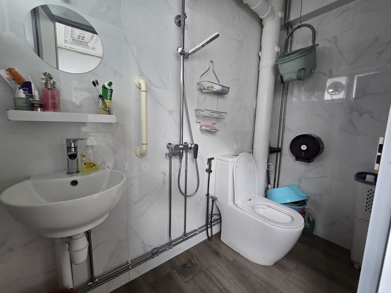 444 Hougang Avenue 8, 444 Hougang Avenue 8, Room Rental, 250 sqft, HDB Flat For Rent, by George Eng, 500109006 - Bathroom - PropertyGuru.com.sg