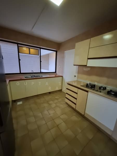 The Cairnhill, 4 Cairnhill Rise, 4 Bedrooms, 2,809 sqft, Apartment For Rent, by Gupta Sameer Raj, 500109066 - Kitchen - PropertyGuru.com.sg