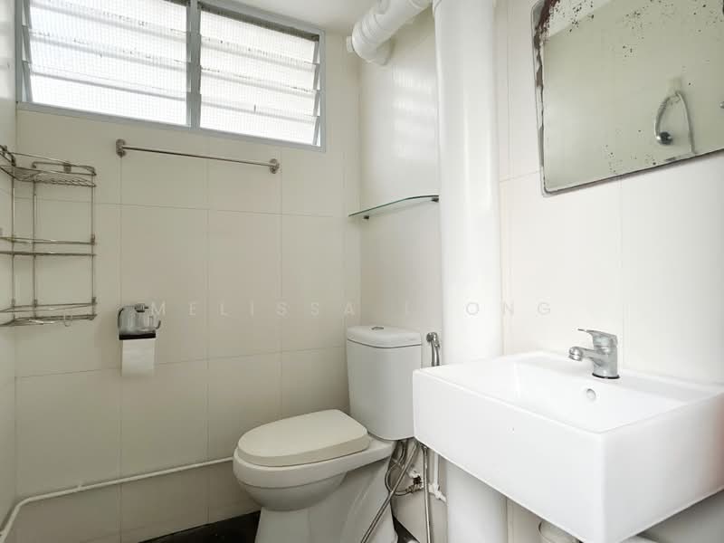 608 Clementi West Street 1, 608 Clementi West Street 1, 2 Bedrooms, 721 sqft, HDB Flat For Sale, by Melissa Leong, 500109096 - Common Bathroom - PropertyGuru.com.sg
