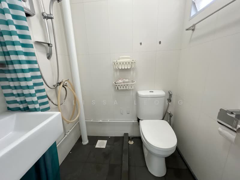 608 Clementi West Street 1, 608 Clementi West Street 1, 2 Bedrooms, 721 sqft, HDB Flat For Sale, by Melissa Leong, 500109096 - Master Bathroom - PropertyGuru.com.sg