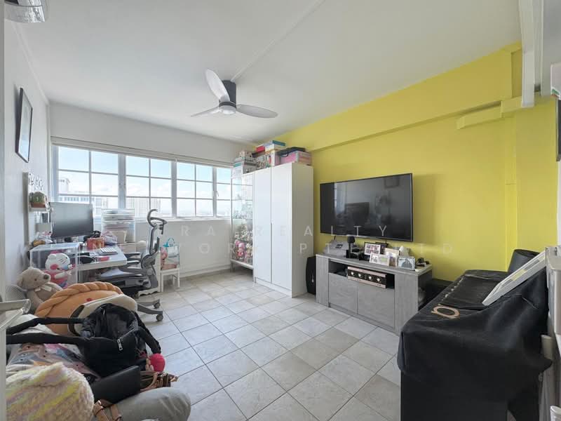 439 Ang Mo Kio Avenue 10, 439 Ang Mo Kio Avenue 10, 3 Bedrooms, 1,281 sqft, HDB Flat For Sale, by Phoebe, 500109127 - Living Room - PropertyGuru.com.sg