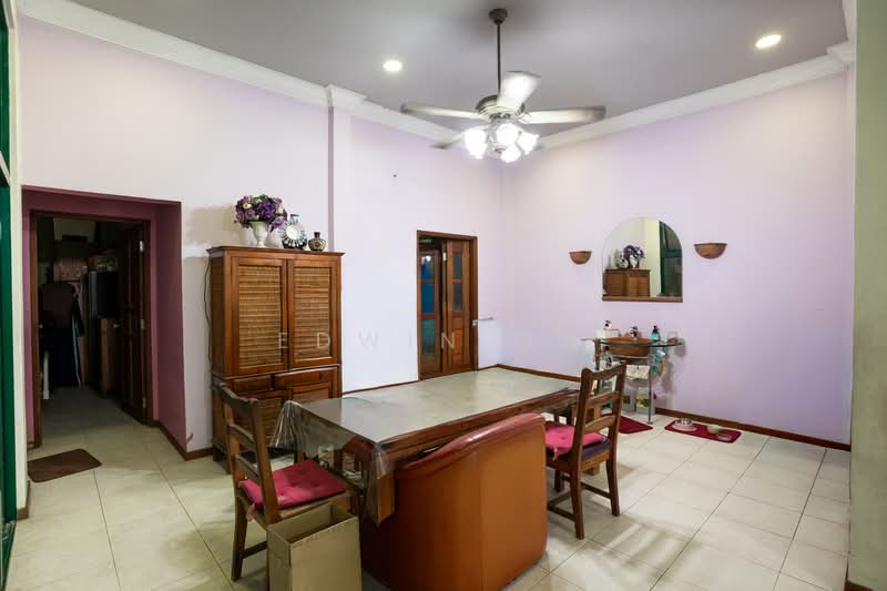 UNDERVALUED GEM HUGE LAND 3.5 STRY SEMI DETACHED WITH POOL, CHANGI RD / JALAN KEMBANGAN / SIGLAP RD, 6 Bedrooms, 4,600 sqft, Semi-Detached House For Sale, by Edwin Ow, 500109178 - PropertyGuru.com.sg
