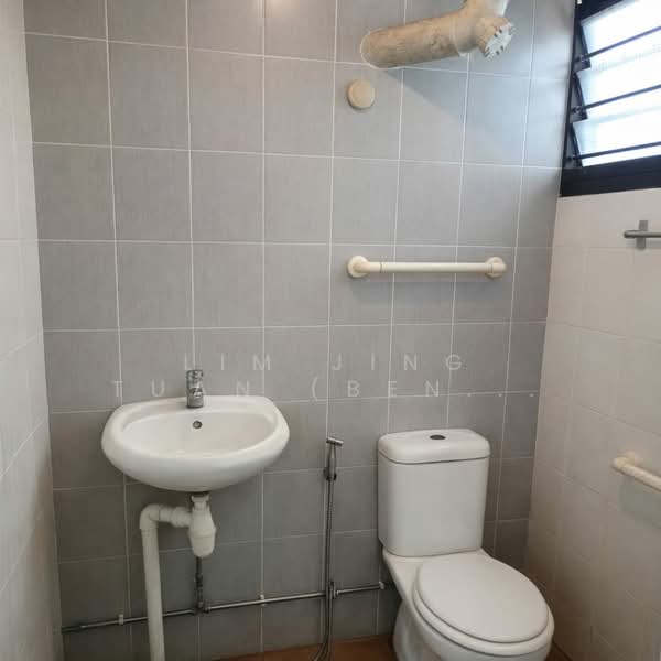237 Bukit Batok East Avenue 5, 237 Bukit Batok East Avenue 5, 2 Bedrooms, 786 sqft, HDB Flat For Sale, by Lim Jing Tuan (Benedict), 500109185 - Bathroom - PropertyGuru.com.sg