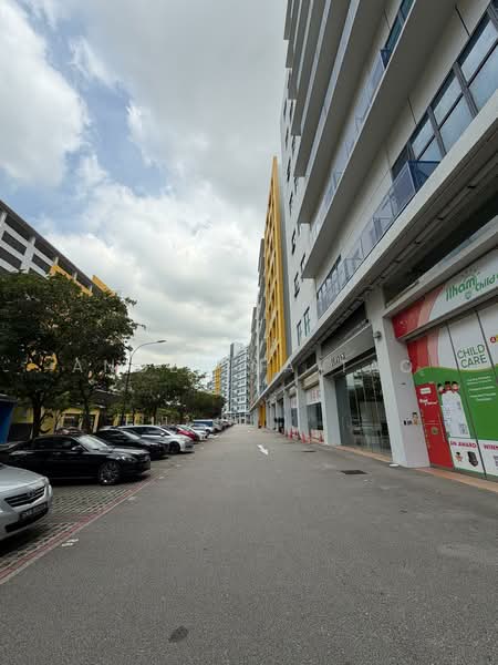 Tradehub 21, 18 Boon Lay Way, 1,798 sqft, Light Industrial (B1) For Sale, by Angelina Tao, 500109214 - Exterior - CommercialGuru.com.sg