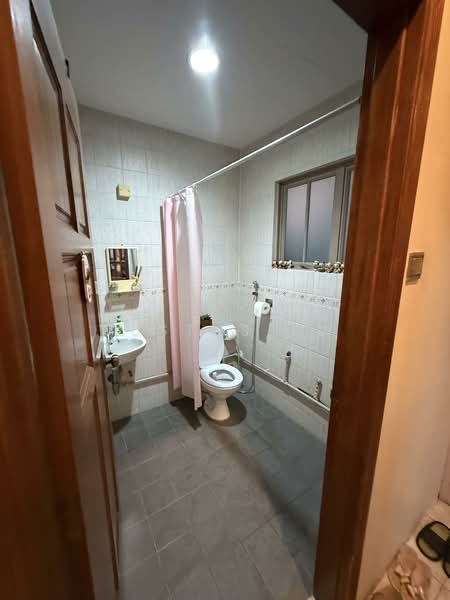 Upper Changi road north, , 5 Bedrooms, 2,800 sqft, Terraced House For Sale, by Justus Aw, 500109241 - Bathroom - PropertyGuru.com.sg