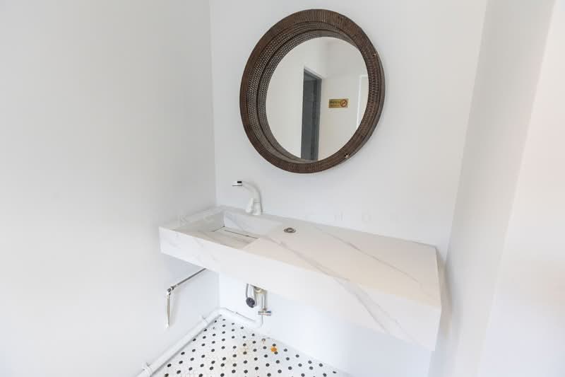 20 Sago Street, Sago St, Chinatown / Tanjong Pagar, 1,910 sqft, Shop / Shophouse For Rent, by Marcus Chong, 500109274 - Bathroom - CommercialGuru.com.sg