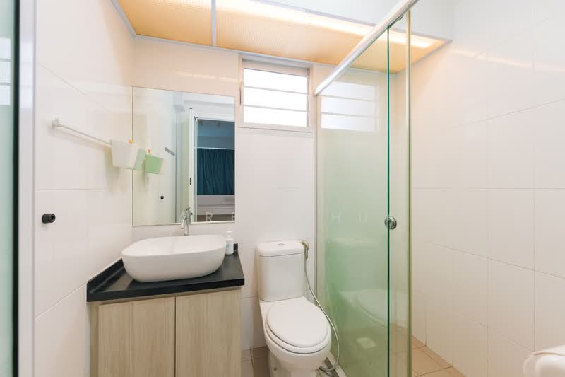 312A Clementi Avenue 4, 312A Clementi Avenue 4, 2 Bedrooms, 743 sqft, HDB Flat For Sale, by Karen Chua, 500109302 - Bathroom - PropertyGuru.com.sg