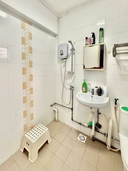 764 Yishun Street 72, 764 Yishun Street 72, 3 Bedrooms, 1,119 sqft, HDB Flat For Sale, by Azhar Baksin, 500109327 - Master Bathroom - PropertyGuru.com.sg