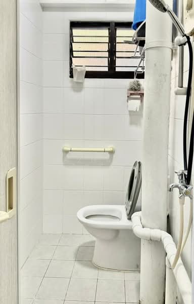 764 Yishun Street 72, 764 Yishun Street 72, 3 Bedrooms, 1,119 sqft, HDB Flat For Sale, by Azhar Baksin, 500109327 - Common Bathroom - PropertyGuru.com.sg