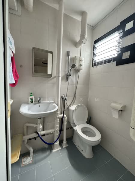 433 Ang Mo Kio Avenue 10, 433 Ang Mo Kio Avenue 10, 3 Bedrooms, 990 sqft, HDB Flat For Sale, by Renee Sim, 500109375 - Bathroom - PropertyGuru.com.sg
