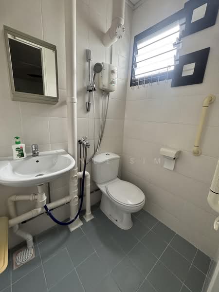 433 Ang Mo Kio Avenue 10, 433 Ang Mo Kio Avenue 10, 3 Bedrooms, 990 sqft, HDB Flat For Sale, by Renee Sim, 500109375 - Bathroom - PropertyGuru.com.sg