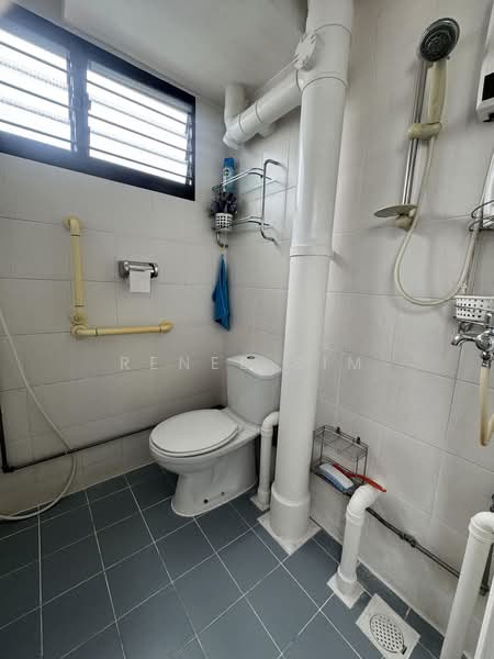 433 Ang Mo Kio Avenue 10, 433 Ang Mo Kio Avenue 10, 3 Bedrooms, 990 sqft, HDB Flat For Sale, by Renee Sim, 500109375 - Bathroom - PropertyGuru.com.sg