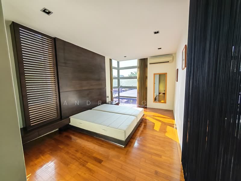 ⭐️5 ENSUITE ROOMS⭐️650M MRT⭐️RENOVATED SEMI D⭐️, 500M TO AMENTITIES & FOOD | HELPER ROOM | NE FACING | 50M BUS STOP |, 5 Bedrooms, 3,800 sqft, Semi-Detached House For Rent, by Andrew Goh, 500109390 - Bedroom - PropertyGuru.com.sg