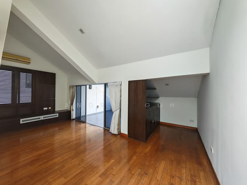 ⭐️5 ENSUITE ROOMS⭐️650M MRT⭐️RENOVATED SEMI D⭐️, 500M TO AMENTITIES & FOOD | HELPER ROOM | NE FACING | 50M BUS STOP |, 5 Bedrooms, 3,800 sqft, Semi-Detached House For Rent, by Andrew Goh, 500109390 - Living Room - PropertyGuru.com.sg