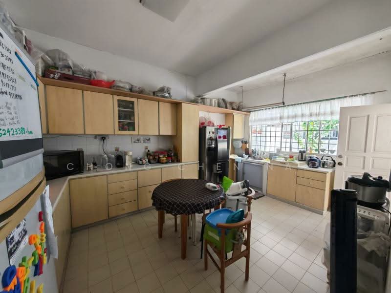 BIG LAND VALUE BUY CLASSIC CHARMING SEMI-D, SIMPANG BEDOK, PEAKVILLE, PARI BURONG, PARI KIKIS, 4 Bedrooms, 2,800 sqft, Semi-Detached House For Sale, by Chong Chen Nam, 500109391 - Kitchen - PropertyGuru.com.sg