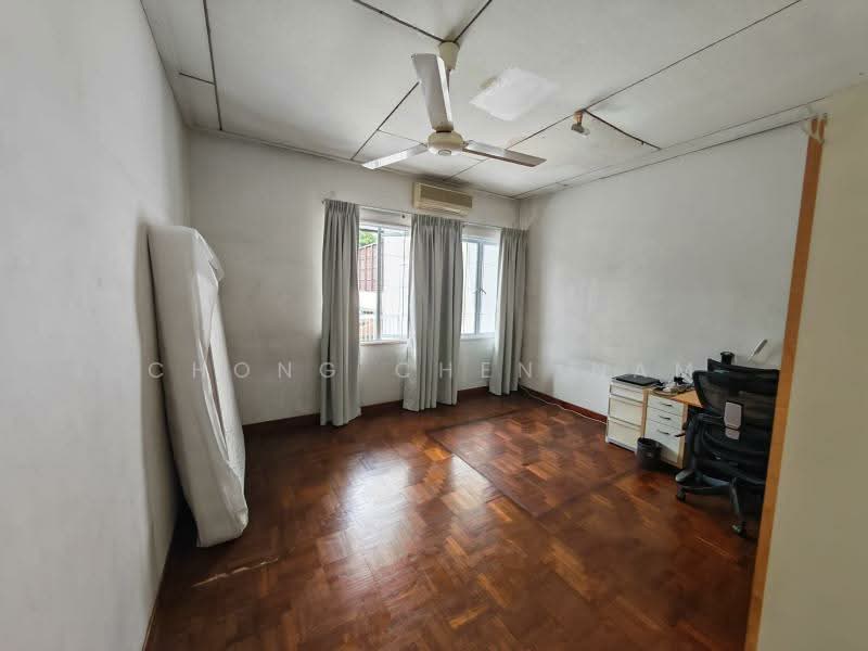 BIG LAND VALUE BUY CLASSIC CHARMING SEMI-D, SIMPANG BEDOK, PEAKVILLE, PARI BURONG, PARI KIKIS, 4 Bedrooms, 2,800 sqft, Semi-Detached House For Sale, by Chong Chen Nam, 500109391 - Bedroom - PropertyGuru.com.sg