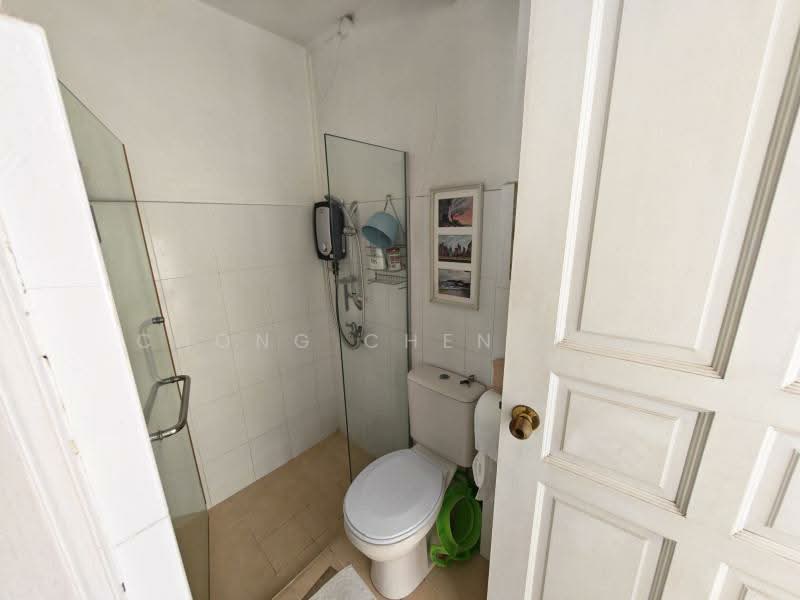 BIG LAND VALUE BUY CLASSIC CHARMING SEMI-D, SIMPANG BEDOK, PEAKVILLE, PARI BURONG, PARI KIKIS, 4 Bedrooms, 2,800 sqft, Semi-Detached House For Sale, by Chong Chen Nam, 500109391 - Bathroom - PropertyGuru.com.sg