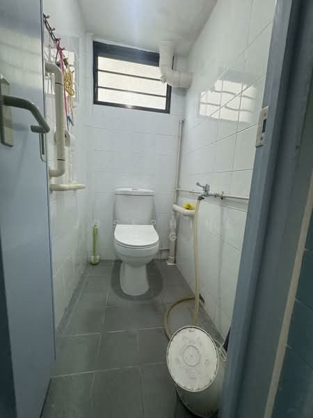 129 Bukit Merah View, 129 Bukit Merah View, 3 Bedrooms, 700 sqft, HDB Flat For Sale, by Josephine Ong, 500109392 - Bathroom - PropertyGuru.com.sg