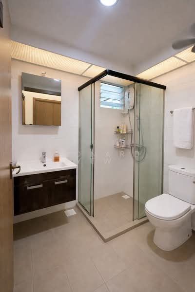 450C Bukit Batok West Avenue 6, 450C Bukit Batok West Avenue 6, 3 Bedrooms, 1,001 sqft, HDB Flat For Sale, by Leonard Yew, 500109401 - Bathroom - PropertyGuru.com.sg