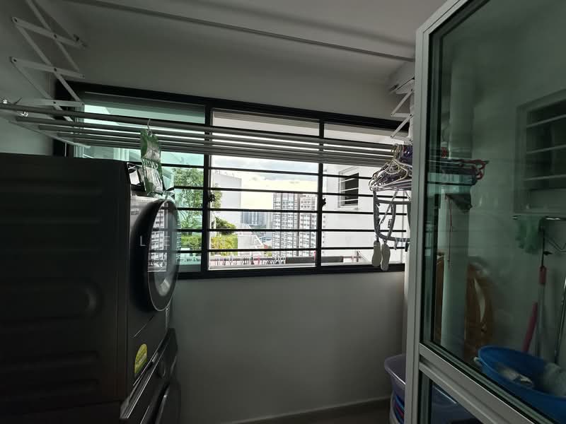 450C Bukit Batok West Avenue 6, 450C Bukit Batok West Avenue 6, 3 Bedrooms, 1,001 sqft, HDB Flat For Sale, by Leonard Yew, 500109401 - Balcony - PropertyGuru.com.sg