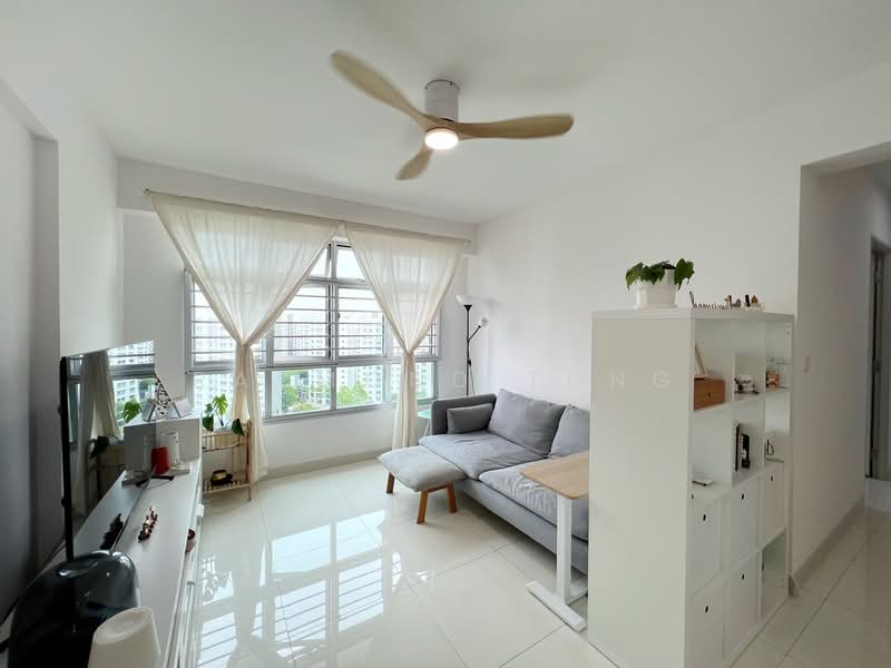 490A Choa Chu Kang Avenue 5, 490A Choa Chu Kang Avenue 5, 3 Bedrooms, 1,001 sqft, HDB Flat For Sale, by Raymond Tung, 500109407 - Living Room - PropertyGuru.com.sg