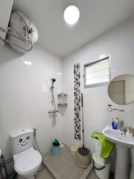 490A Choa Chu Kang Avenue 5, 490A Choa Chu Kang Avenue 5, 3 Bedrooms, 1,001 sqft, HDB Flat For Sale, by Raymond Tung, 500109407 - Common Bathroom - PropertyGuru.com.sg