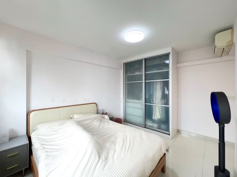 490A Choa Chu Kang Avenue 5, 490A Choa Chu Kang Avenue 5, 3 Bedrooms, 1,001 sqft, HDB Flat For Sale, by Raymond Tung, 500109407 - Master Bedroom - PropertyGuru.com.sg
