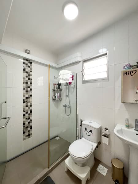 490A Choa Chu Kang Avenue 5, 490A Choa Chu Kang Avenue 5, 3 Bedrooms, 1,001 sqft, HDB Flat For Sale, by Raymond Tung, 500109407 - Master Bathroom - PropertyGuru.com.sg