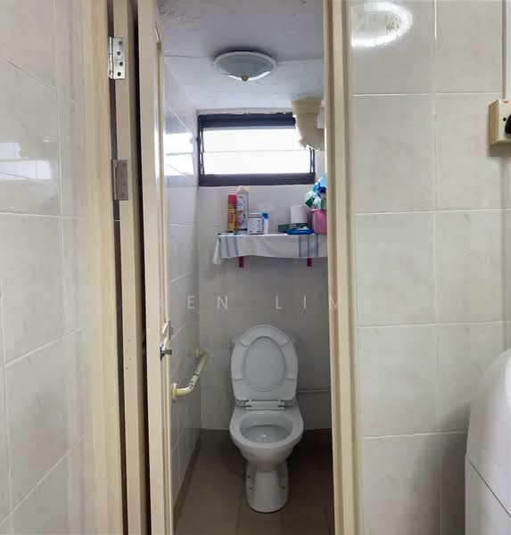 8 Empress Road, 8 Empress Road, 2 Bedrooms, 700 sqft, HDB Flat For Sale, by Ken Lim, 500109431 - Bathroom - PropertyGuru.com.sg