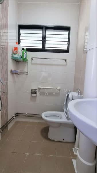 621 Ang Mo Kio Avenue 9, 621 Ang Mo Kio Avenue 9, 2 Bedrooms, 882 sqft, HDB Flat For Rent, by Li Ting Koh, 500109433 - Bathroom - PropertyGuru.com.sg