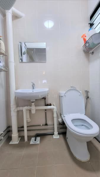 621 Ang Mo Kio Avenue 9, 621 Ang Mo Kio Avenue 9, 2 Bedrooms, 882 sqft, HDB Flat For Rent, by Li Ting Koh, 500109433 - Bathroom - PropertyGuru.com.sg