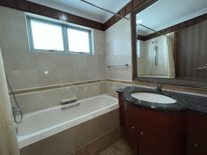 Gloucester Mansions, 10 Newton Road, 3 Bedrooms, 1,130 sqft, Condominium For Sale, by Alec Yun, 500109461 - Bathroom - PropertyGuru.com.sg