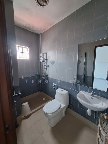 Happy Ave East, , Room Rental, 800 sqft, Terraced House For Rent, by Bryan Seah Seng Ping, 500109463 - Bathroom - PropertyGuru.com.sg