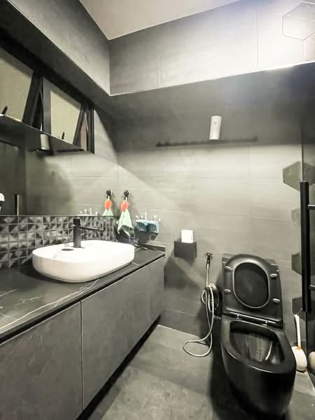 681A Jurong West Central 1, 681A Jurong West Central 1, 4 Bedrooms, 1,452 sqft, HDB Flat For Sale, by Wynstan Chong, 500109498 - Bathroom - PropertyGuru.com.sg