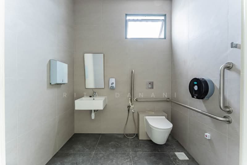 Space 18, 18 Lorong Ampas, Balestier / Toa Payoh, 1,733 sqft, Light Industrial (B1) For Rent, by Rita Danani, 500109516 - Bathroom - CommercialGuru.com.sg
