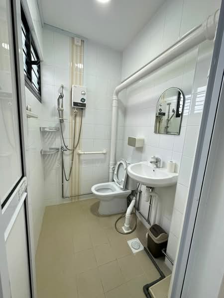 120 Serangoon North Avenue 1, 120 Serangoon North Avenue 1, 3 Bedrooms, 979 sqft, HDB Flat For Rent, by Steve Liu, 500109518 - Bathroom - PropertyGuru.com.sg