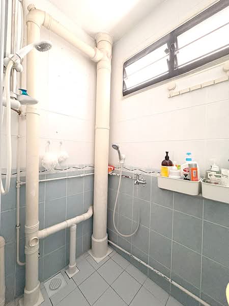 6 Holland Close, 6 Holland Close, 3 Bedrooms, 950 sqft, HDB Flat For Rent, by Vivian Ng, 500109529 - Bathroom - PropertyGuru.com.sg