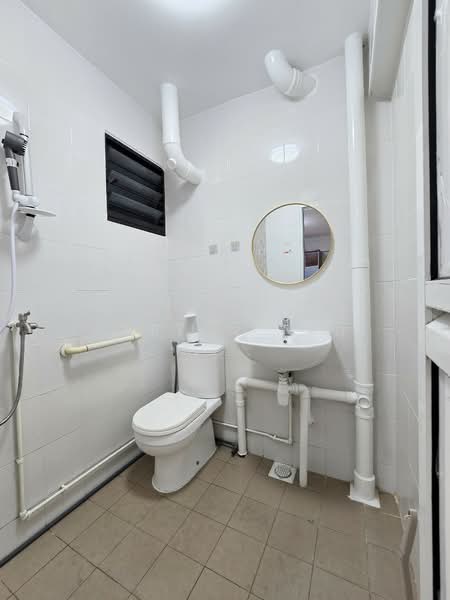 248 Tampines Street 21, 248 Tampines Street 21, 3 Bedrooms, 990 sqft, HDB Flat For Rent, by Adrian Tan, 500109553 - Bathroom - PropertyGuru.com.sg