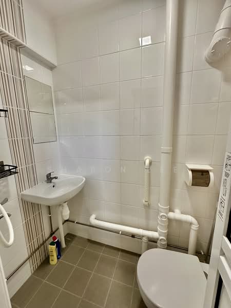 407 Pandan Gardens, 407 Pandan Gardens, 3 Bedrooms, 1,185 sqft, HDB Flat For Rent, by Sharon Lee, 500109568 - Bathroom - PropertyGuru.com.sg