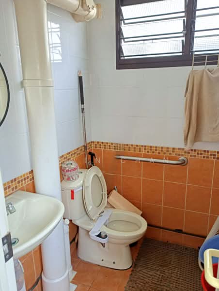 331 Clementi Avenue 2, 331 Clementi Avenue 2, 2 Bedrooms, 721 sqft, HDB Flat For Sale, by Alvin Chan, 500109683 - Bathroom - PropertyGuru.com.sg