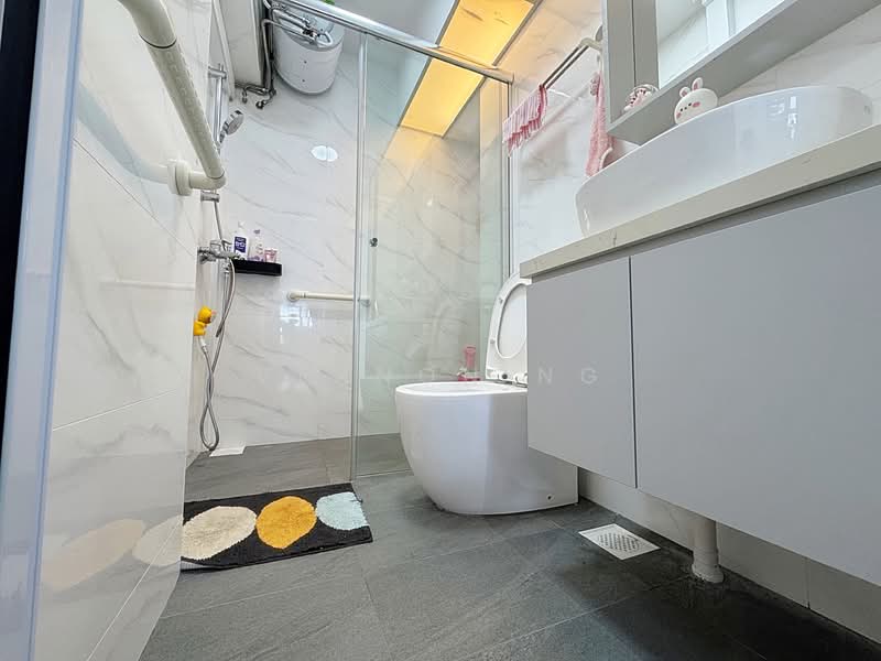 221A Bedok Central, 221A Bedok Central, 3 Bedrooms, 936 sqft, HDB Flat For Sale, by Vernon Ng, 500109689 - Common Bath - PropertyGuru.com.sg