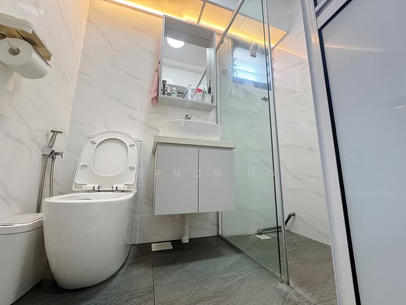 221A Bedok Central, 221A Bedok Central, 3 Bedrooms, 936 sqft, HDB Flat For Sale, by Vernon Ng, 500109689 - Master Bath - PropertyGuru.com.sg