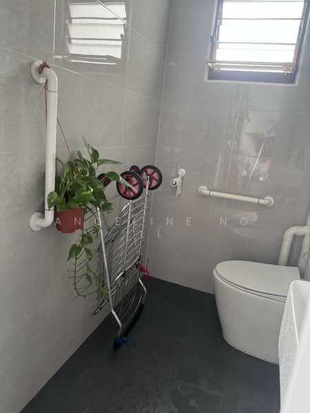 131 Cashew Road, 131 Cashew Road, 2 Bedrooms, 786 sqft, HDB Flat For Sale, by Angeline Ng LL, 500109691 - Bathroom - PropertyGuru.com.sg