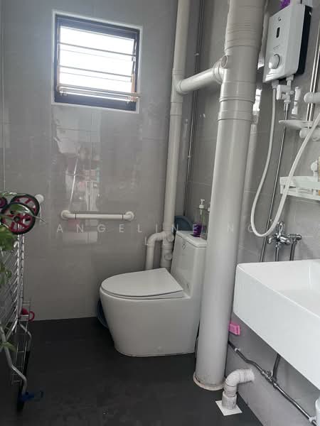 131 Cashew Road, 131 Cashew Road, 2 Bedrooms, 786 sqft, HDB Flat For Sale, by Angeline Ng LL, 500109691 - Bathroom - PropertyGuru.com.sg