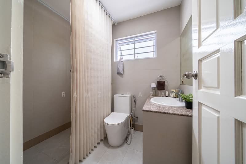 Terang Bulan Avenue, Terang Bulan Avenue, 6 Bedrooms, 3,500 sqft, Corner Terrace For Rent, by Ramzi Razak, 500109698 - Bathroom - PropertyGuru.com.sg